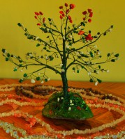 Pomisor decorativ, realizat cu sarma verde, malahit, howlit si coral.